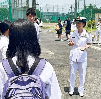 生徒たちと談笑する大谷1等海佐（右）