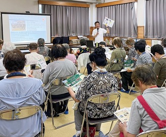 県の施策を説明する山本県議