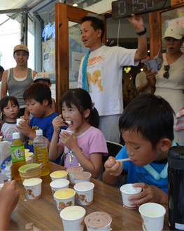 激しい大食い対決を見せた子どもたち＝７月27日、プレンティーズ茅ヶ崎本店