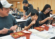 開始を前に試食会