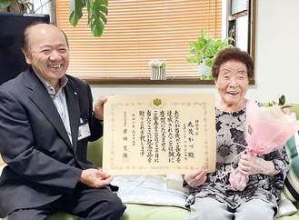 笑顔の丸茂さん（右）と木村町長