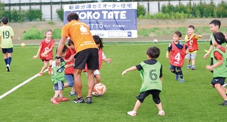 真新しいグラウンドでサッカーを楽しむ子どもたち