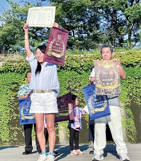 グランプリ受賞を喜ぶ茅ヶ崎ビールのスタッフ