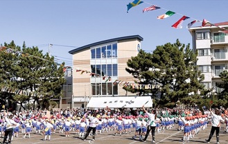 園児だけでなく、保護者、祖父母、卒園生も競技に参加し盛り上がりを見せた同園の秋季大運動会＝10月12日、汐見台グラウンド