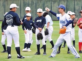 身振りも交えて指導する須田幸太さん