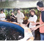 寒川で釣り堀を体験する学生ら