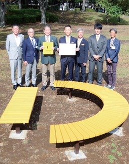 式典での安達代表（中央）と佐藤市長（左から３番目）