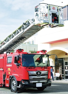 はしご車などさまざまな車両が集合する＝提供