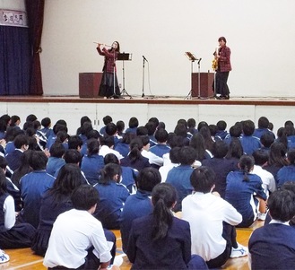 全校生徒の前で行われた演奏会＝寒川町立旭が丘中学校