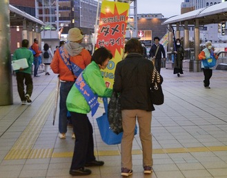 リーフレットとともに、薬剤師会が提供した啓発文言の入った絆創膏を配布