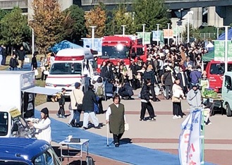 多くの来場者であふれた同イベント＝11月、柳島スポーツ公園