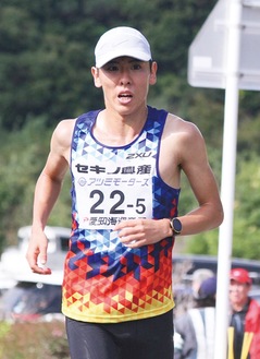 力走する鈴木選手＝本人提供