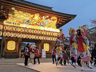 お囃子に合わせて踊る跳人と地元の子どもたち