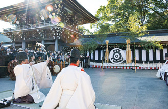 多くの見物客が詰めかけた昨年の様子＝寒川神社提供