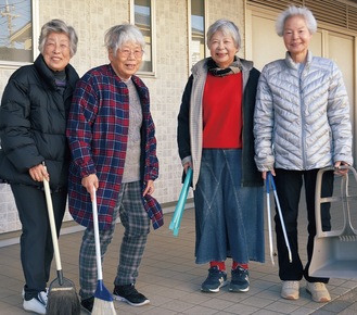 清掃を続ける左から櫻井さん、佐藤さん、金子さん、岡田さん