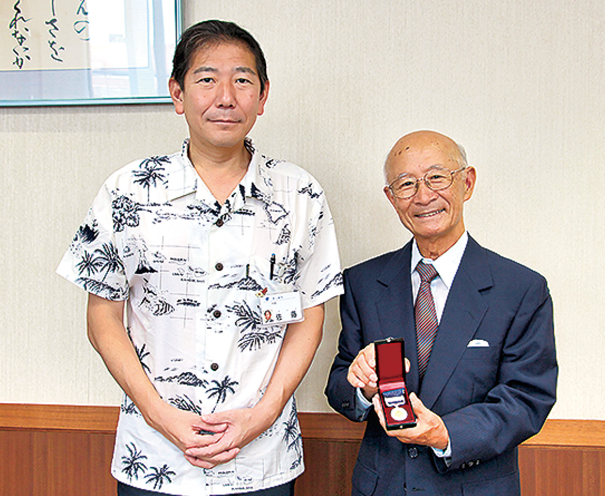 富塚さんに紺綬褒章 萬鉄五郎氏作品の寄贈受け | 茅ヶ崎 | タウンニュース