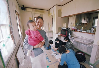 代表の助産師・菊地さんと仲間の母親たち