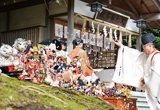 厳かに斎行された人形感謝祭＝寒川神社提供