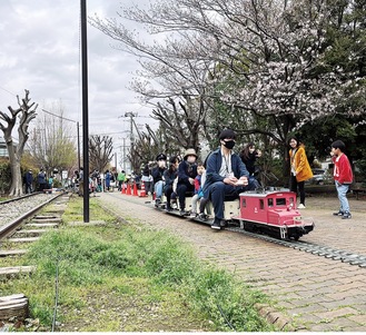 当時のままのレール（左）の横でミニ電車を楽しんだ