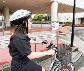 ヘルメットを着用し業務に出かける町職員