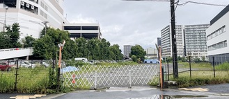 イオン茅ヶ崎中央店(左)と地域医療センター(右)の間に位置する予定地