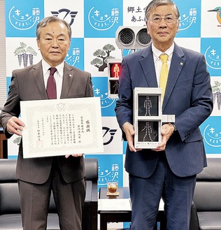 相原会長（左）と鈴木市長。寄贈式で