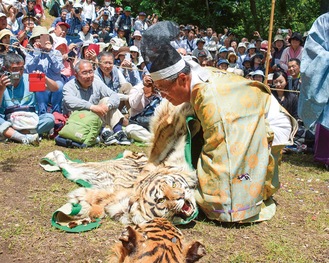 過去の「座問答」の様子＝寒川神社提供