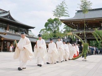 茅の輪神事の様子＝昨年（寒川神社提供）