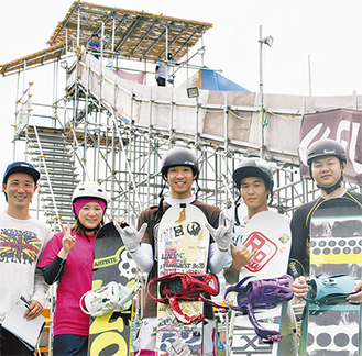 スノーボードハーフパイプ日本代表チーム。写真左が小島さん