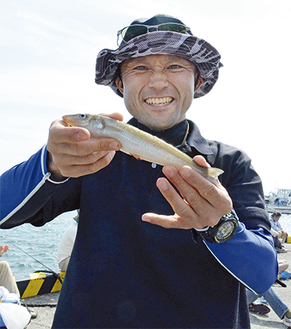 釣り上げたシロギスを持つ優勝者の門馬さん