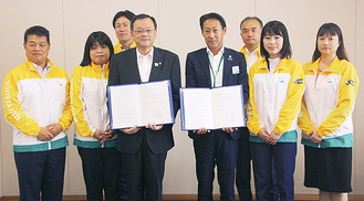 落合市長（左から４人目）と浅野支社長（同５人目）