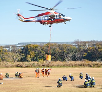 航空機で散水訓練