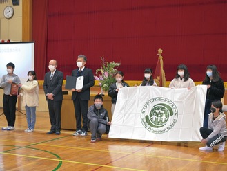 認証式に参加した五十嵐校長（左から4番目）、吉野雅裕教育長と児童たち