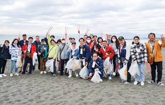 海岸清掃に取り組んだ奨学生やOB・OG、ロータリーメンバーら