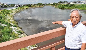 花水川下流では右岸の堤防がかさ上げされ、川幅は大幅に拡張されました