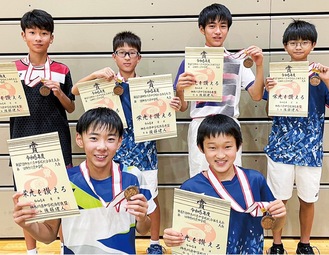 後列左から時計回りに高橋日向我選手、小坂絢将選手、三觜海翔選手、柴田耀選手、市川翔大選手、関口颯良選手＝同クラブ提供