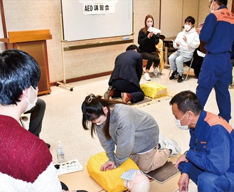 胸骨圧迫を実践する参加者