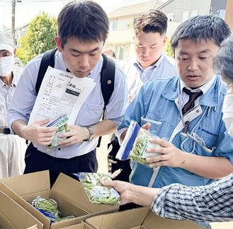 枝豆の出来を確認する生産者と市場関係者