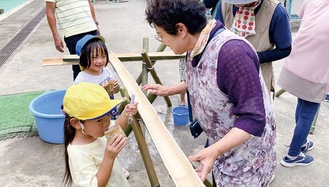 流しそうめんを楽しむ園児ら＝同園提供写真