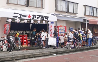 店の前にできた行列