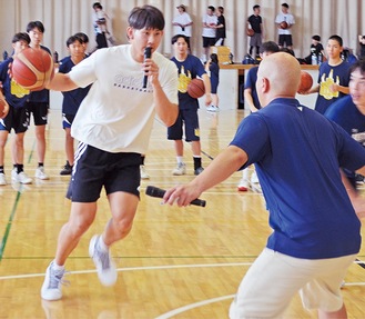 プレーを実践する小酒部選手