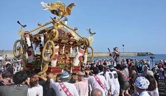 圧巻の盛り上がりをみせる「浜降祭」＝写真撮影／米木宏之さん