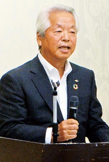 あいさつに立つ石崎会長