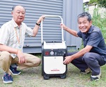 購入した発電機と長田さん（右）、天野さん