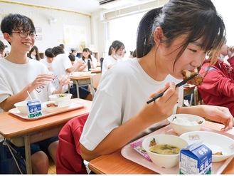 久しぶりの給食にうれしそうな生徒たち