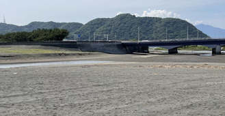 金目川河口から望む高麗山