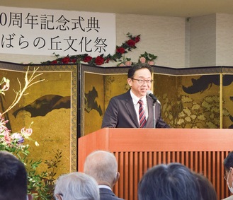 式典であいさつする水島理事長