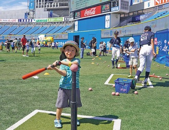 小さい子も楽しく体験（写真は横浜スタジアム）