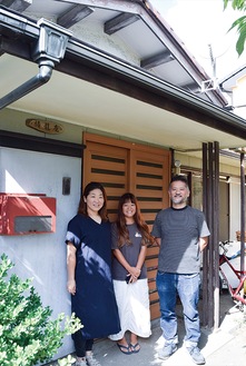 祷龍館の跡地に立つ拠点の前で（左から）西村さん、萩原さん、大塚さん