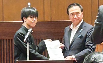 山元さん（左）と黒岩知事（平塚青年会議所提供）